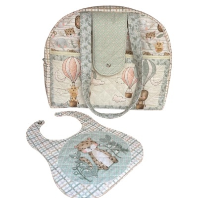 Mala de bebé cinza e bege com padrão de animais e babete combinando