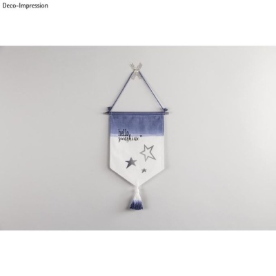 pendente decorativo em tecido branco e azul com estrelas e texto