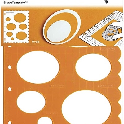 Moldes laranja da FISKARS para formatos ovais em embalagem branca