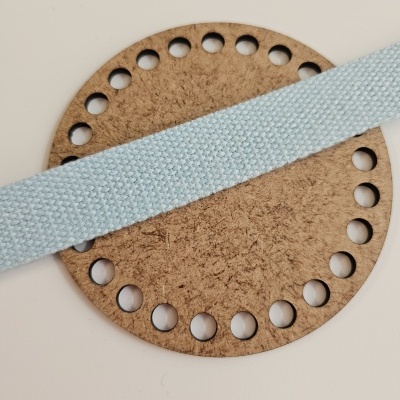 Disco redondo de cortiça com furos e fita azul claro texturada