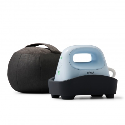 Ferro de engomar azul claro Cricut com base preta e bolsa preta