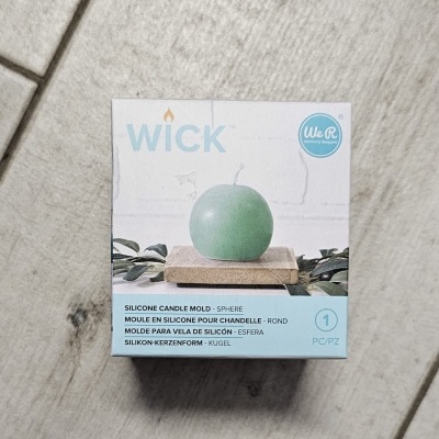 Caixa branca de molde de silicone para vela esférica com imagem de vela verde