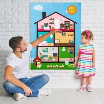 Homem e menina com cartaz de casa ilustrada em parede branca
