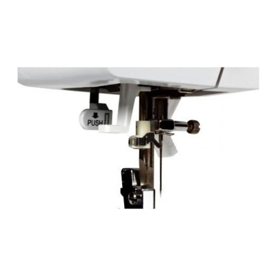 Parte detalhada de uma máquina de costura branca com botão PUSH