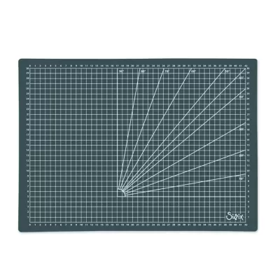 Tapete de corte cinza escuro com grelha branca e linhas de ângulos