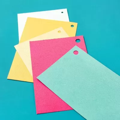 amostras de papel texturizado colorido com furos