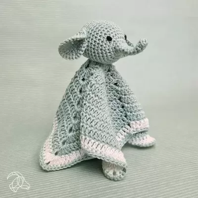Manta de crochet em forma de elefante cinzento com detalhes brancos