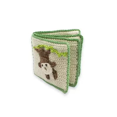 Carteira de croché bege com bordas verdes e decoração de cão castanho e branco
