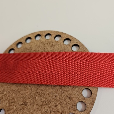 Fita vermelha texturizada sobre placa circular de cortiça com furos