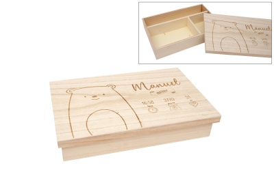 Caixa de madeira clara com tampa gravada com urso e nome Manuel
