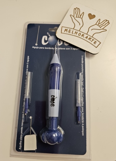 Conjunto de agulha para bordado embalado, ferramenta azul, duas agulhas adicionais, peça metálica pequena e bloco de madeira MELHORARTE
