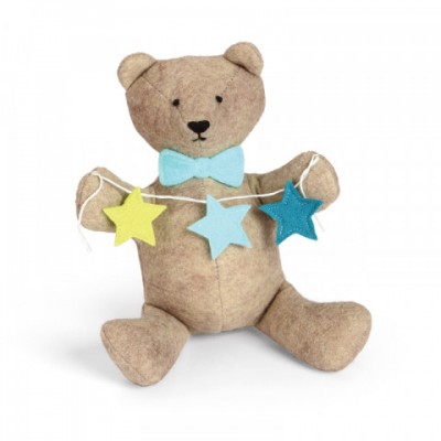 Urso de peluche castanho claro com gravata azul claro e estrelas coloridas