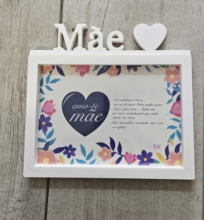 Moldura branca com a palavra Mãe e coração, com cartão decorativo floral