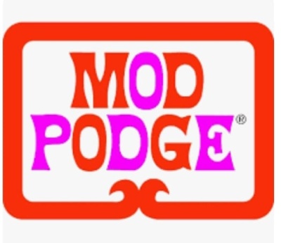 Logótipo da marca MOD PODGE em cores vermelha e lilás com moldura retangular vermelha