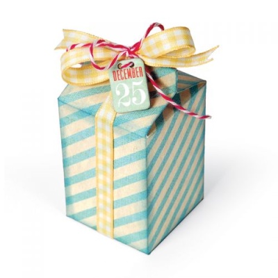 Presente embrulhado em papel azul com riscas diagonais e fita amarela com etiqueta DECEMBER 25