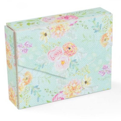 Caixa decorativa com padrão floral sobre fundo azul claro