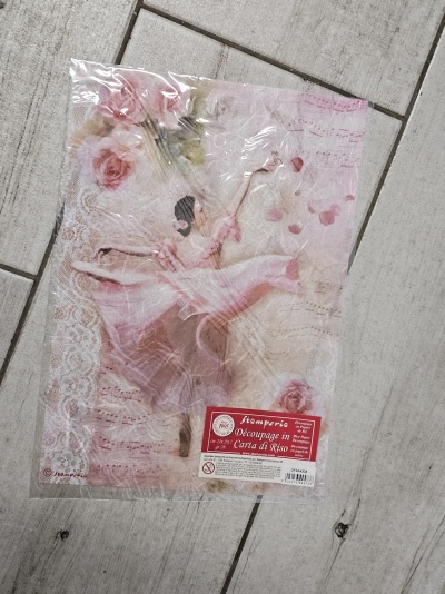 Papel de decoupage com desenho de bailarina e flores, embalagem com etiqueta vermelha
