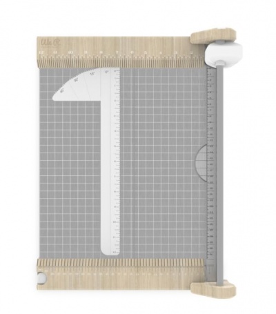 Mesa de corte com régua e superfície quadriculada