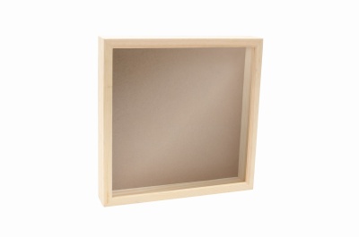 Prateleira quadrada de madeira clara com fundo cinza isolada