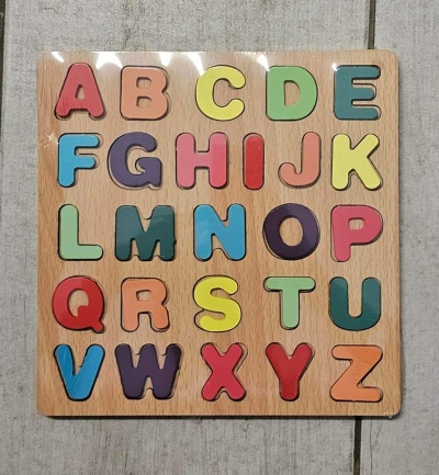 Quebra-cabeça de madeira com letras coloridas do alfabeto maiúsculas