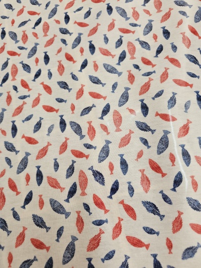 Tecido branco com padrão de peixes vermelhos e azuis