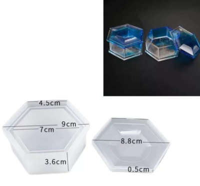 Molde de silicone hexagonal transparente com medidas anotadas e amostras azuis no fundo preto