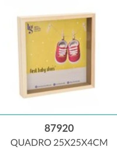 Quadro com ténis vermelhos de bebé pendurados e moldura em madeira