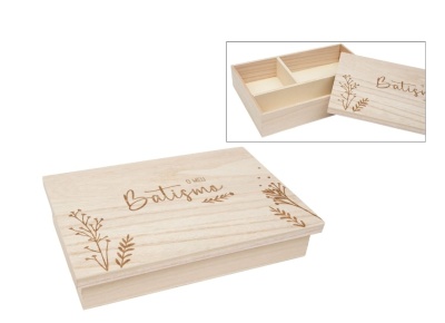 Caixa de madeira clara com tampa gravada com a palavra Batismo e desenhos de ramos