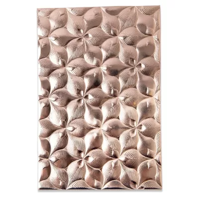 Painel decorativo 3D com padrão floral metalizado tom cobre