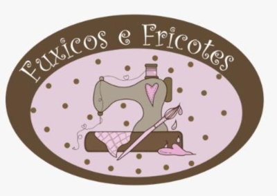 Logotipo oval com máquina de costura e o texto 'Fuxicos e Fricotes'