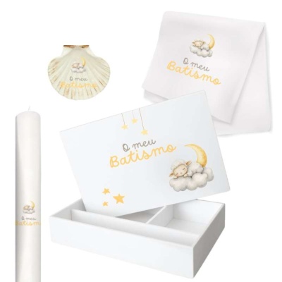 Conjunto de batismo com caixa, vela, concha e toalha brancas decoradas.