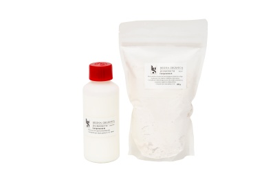 Conjunto de cuidados capilares com frasco branco e saco branco com etiquetas