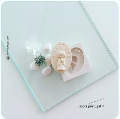 Molde de silicone com figura de anjo sobre base de vidro, pedras brancas e cacto decorativo