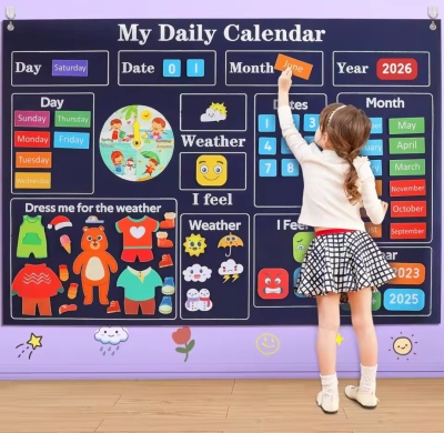 Calendário diário infantil colorido com dias da semana, meses, ano, ícones do tempo e roupas, fixado numa parede roxa