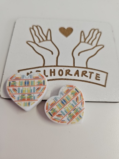 Brincos em forma de coração com padrão de livros e cartão com logo MALHÓRARTE
