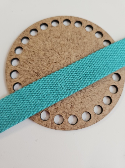 Base redonda de cortiça com orifícios e fita azul turquesa