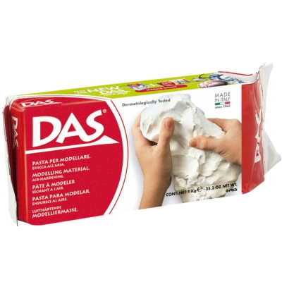 Embalagem da massa para modelar DAS, 1 kg, vermelha e branca, com mãos a manipular a massa branca