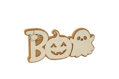 Decoração de Halloween em madeira com texto 'Boo' e figuras de aranha, abóbora e fantasma