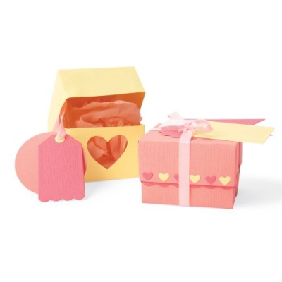 Caixas de presente rosa e amarela com etiquetas e decoração de corações