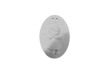 Ornamento oval branco em cerâmica com relevo de menina e estrelas