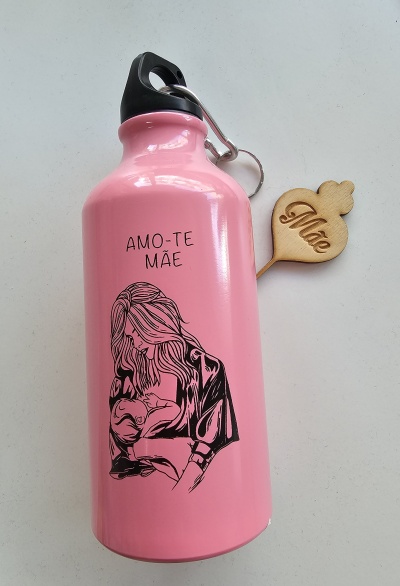 Garrafa rosa com ilustração de mãe e bebé e texto AMO-TE MÃE