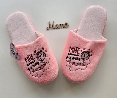 Chinelos rosa com bordado e palavra Mamá em madeira