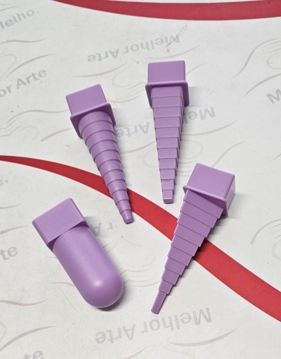 Peças plásticas lilás cónicas e arredondadas sobre superfície branca com texto e faixa vermelha