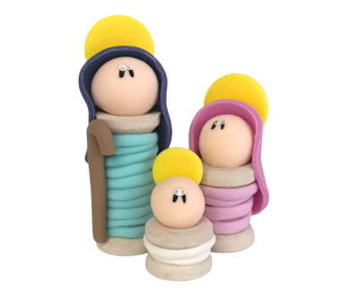 Figuras decorativas com túnicas coloridas e auréolas amarelas