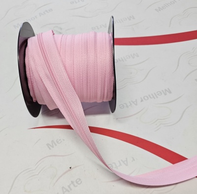 Rolo de fita rosa clara em suporte preto com texto MELHOR ARTE ao fundo