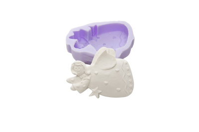 Molde de silicone lilás e figura anjo branca em gesso com estrelas e corações