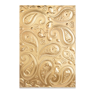 Painel decorativo dourado com padrão paisley em relevo