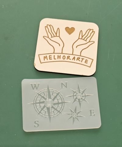 Molde de silicone com bússolas e autocolante com texto MELHORARTE, coração e mãos desenhadas