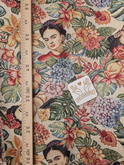 Tecido de tapeçaria com padrão floral e rostos femininos em várias cores com régua de madeira e etiqueta MELHORARTE