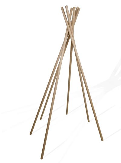 Estrutura em madeira clara tipo tenda teepee com seis varas cruzadas